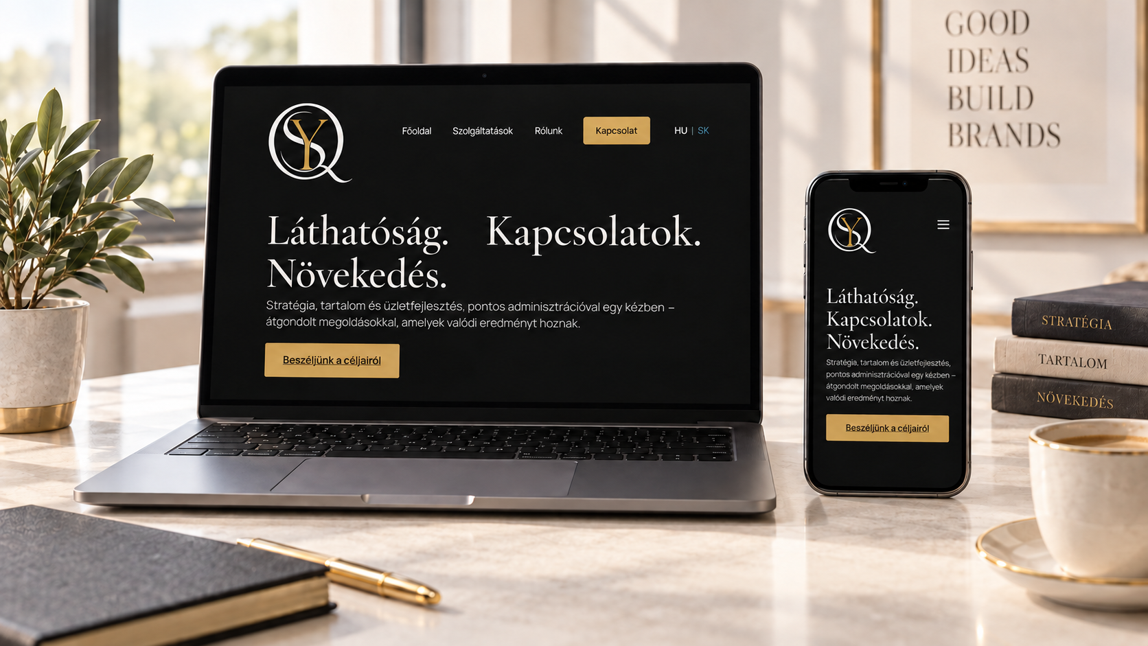A QSY Studio weboldala laptopon és telefonon, világos tárgyalóasztalon – illusztratív látványterv.